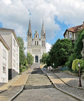 book a guide angers